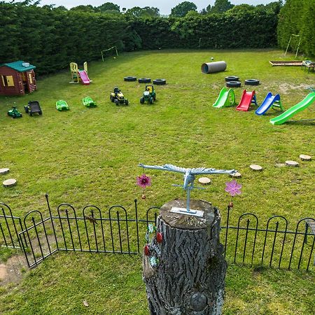 Upside Down House - Sleeps Up To 6 Guests - Great For Family And Friends Gatherings,Corporate Events ,Near Sherwood Forest At Fairview Farm In Nottingham Set In 88 Acres 외부 사진