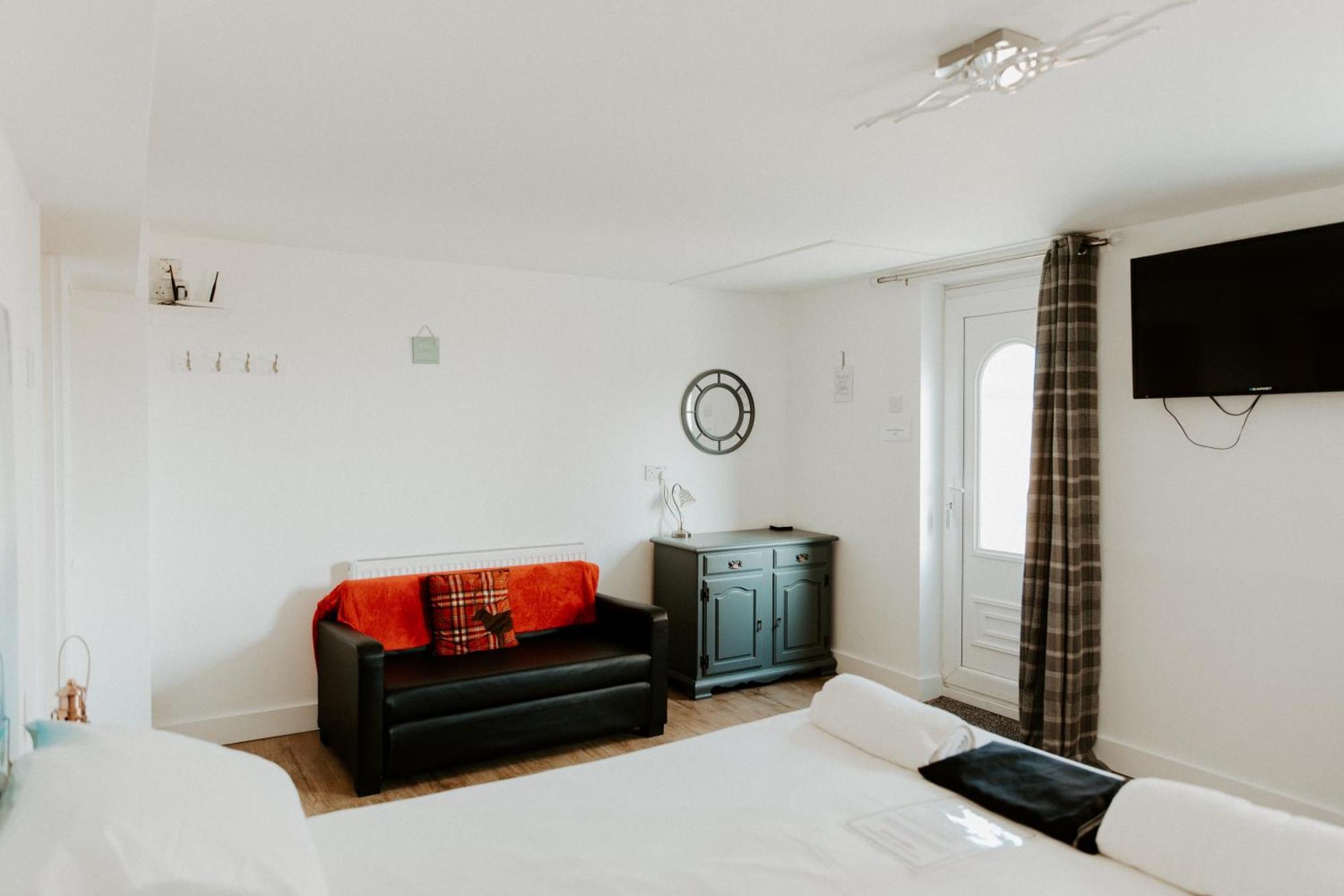 Upside Down House - Sleeps Up To 6 Guests - Great For Family And Friends Gatherings,Corporate Events ,Near Sherwood Forest At Fairview Farm In Nottingham Set In 88 Acres 외부 사진