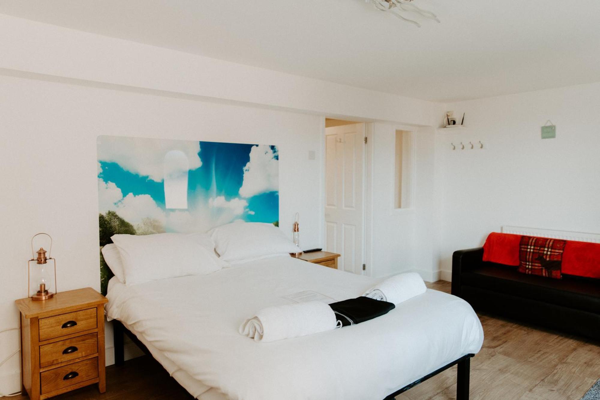 Upside Down House - Sleeps Up To 6 Guests - Great For Family And Friends Gatherings,Corporate Events ,Near Sherwood Forest At Fairview Farm In Nottingham Set In 88 Acres 외부 사진