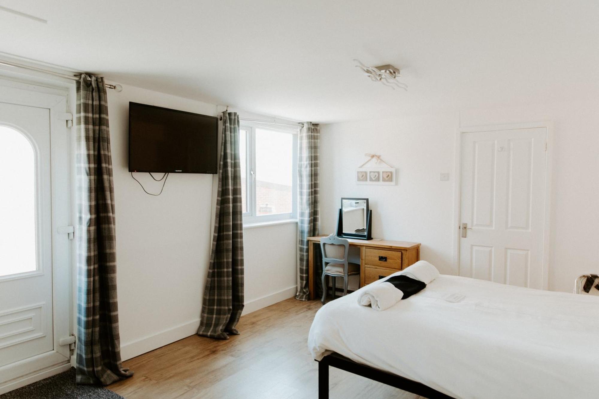 Upside Down House - Sleeps Up To 6 Guests - Great For Family And Friends Gatherings,Corporate Events ,Near Sherwood Forest At Fairview Farm In Nottingham Set In 88 Acres 외부 사진