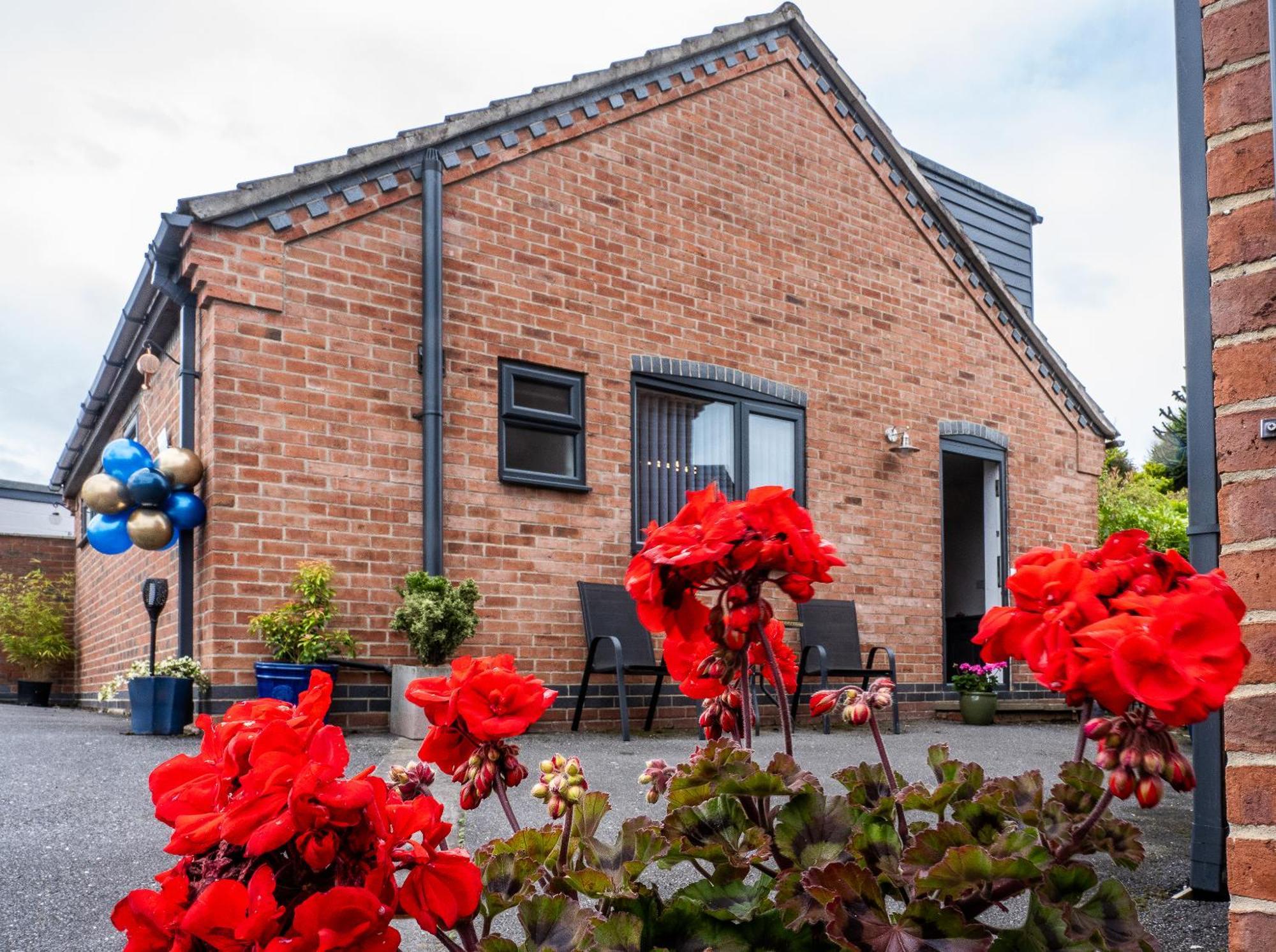 Upside Down House - Sleeps Up To 6 Guests - Great For Family And Friends Gatherings,Corporate Events ,Near Sherwood Forest At Fairview Farm In Nottingham Set In 88 Acres 외부 사진