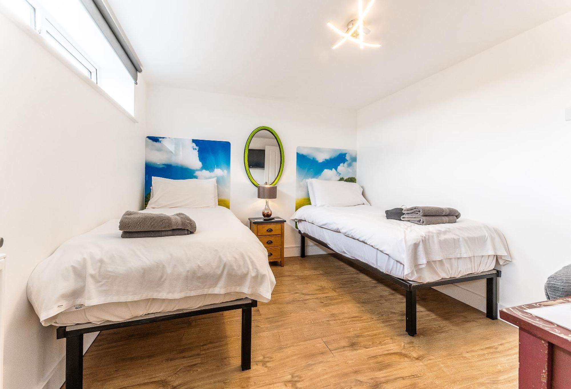 Upside Down House - Sleeps Up To 6 Guests - Great For Family And Friends Gatherings,Corporate Events ,Near Sherwood Forest At Fairview Farm In Nottingham Set In 88 Acres 외부 사진