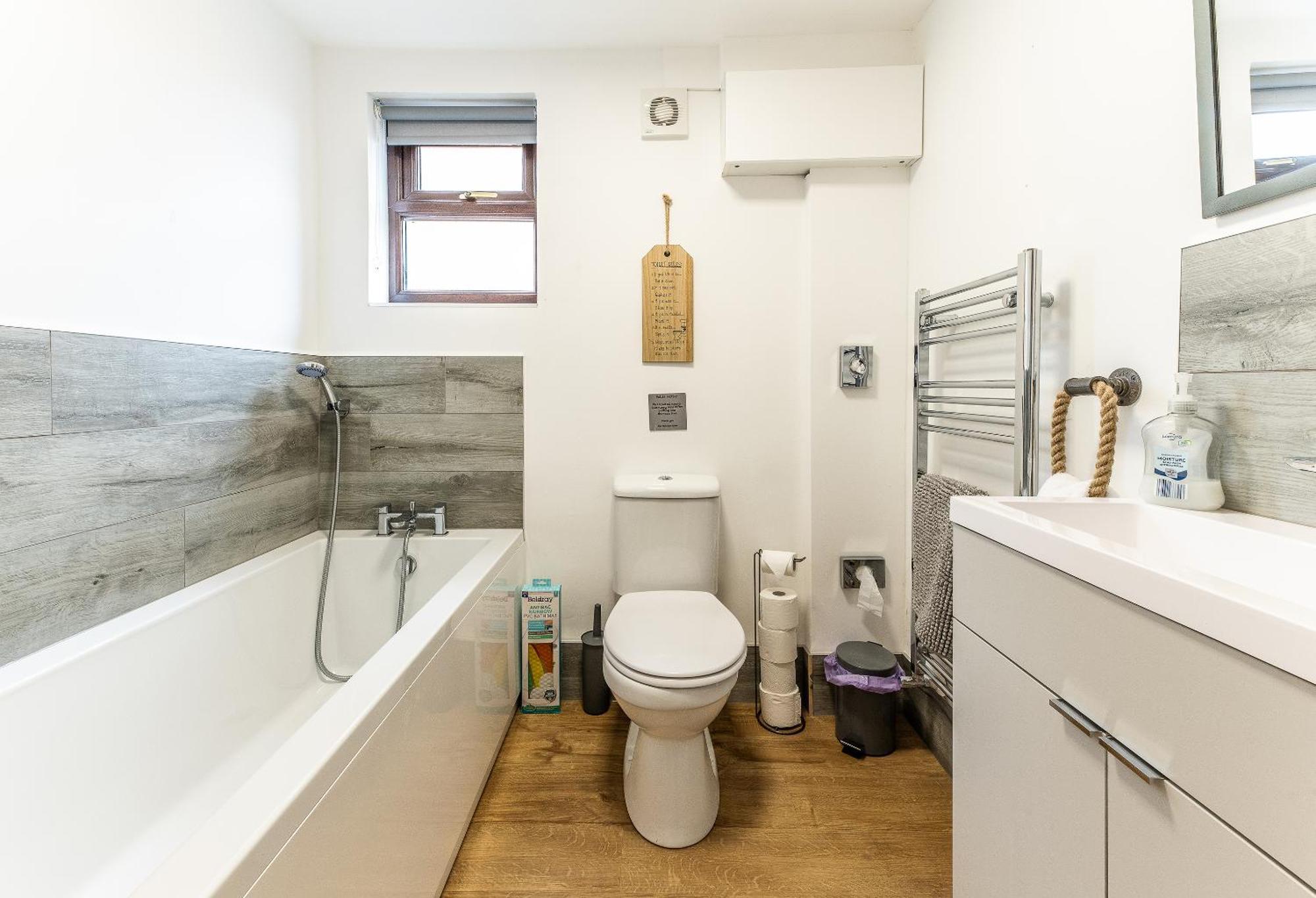Upside Down House - Sleeps Up To 6 Guests - Great For Family And Friends Gatherings,Corporate Events ,Near Sherwood Forest At Fairview Farm In Nottingham Set In 88 Acres 외부 사진