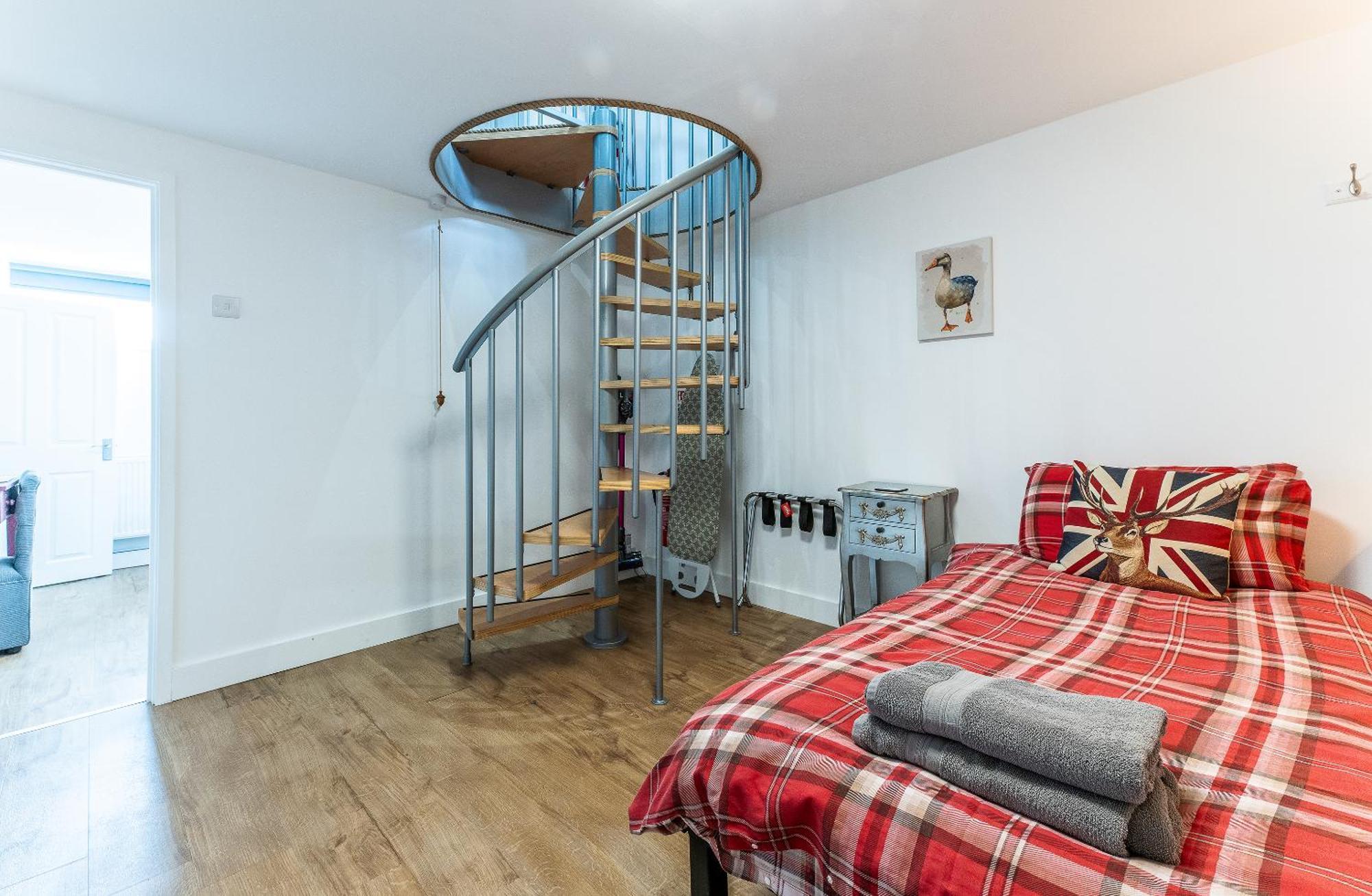 Upside Down House - Sleeps Up To 6 Guests - Great For Family And Friends Gatherings,Corporate Events ,Near Sherwood Forest At Fairview Farm In Nottingham Set In 88 Acres 외부 사진