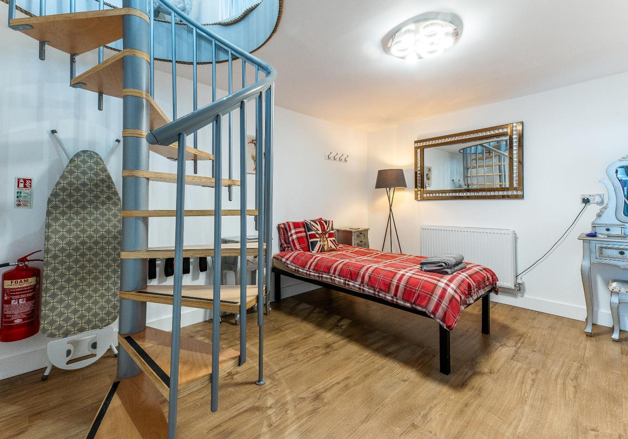 Upside Down House - Sleeps Up To 6 Guests - Great For Family And Friends Gatherings,Corporate Events ,Near Sherwood Forest At Fairview Farm In Nottingham Set In 88 Acres 외부 사진