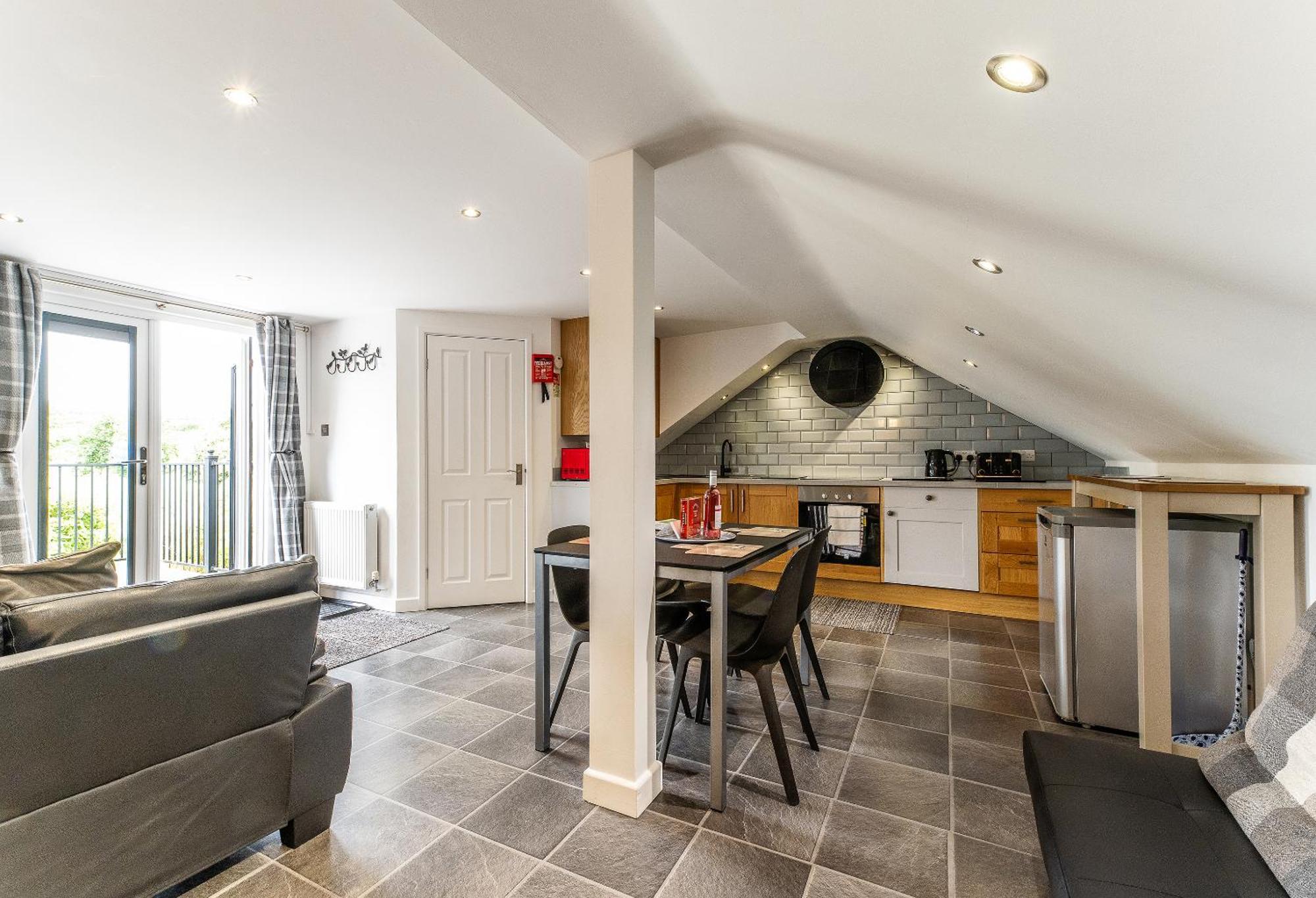Upside Down House - Sleeps Up To 6 Guests - Great For Family And Friends Gatherings,Corporate Events ,Near Sherwood Forest At Fairview Farm In Nottingham Set In 88 Acres 외부 사진