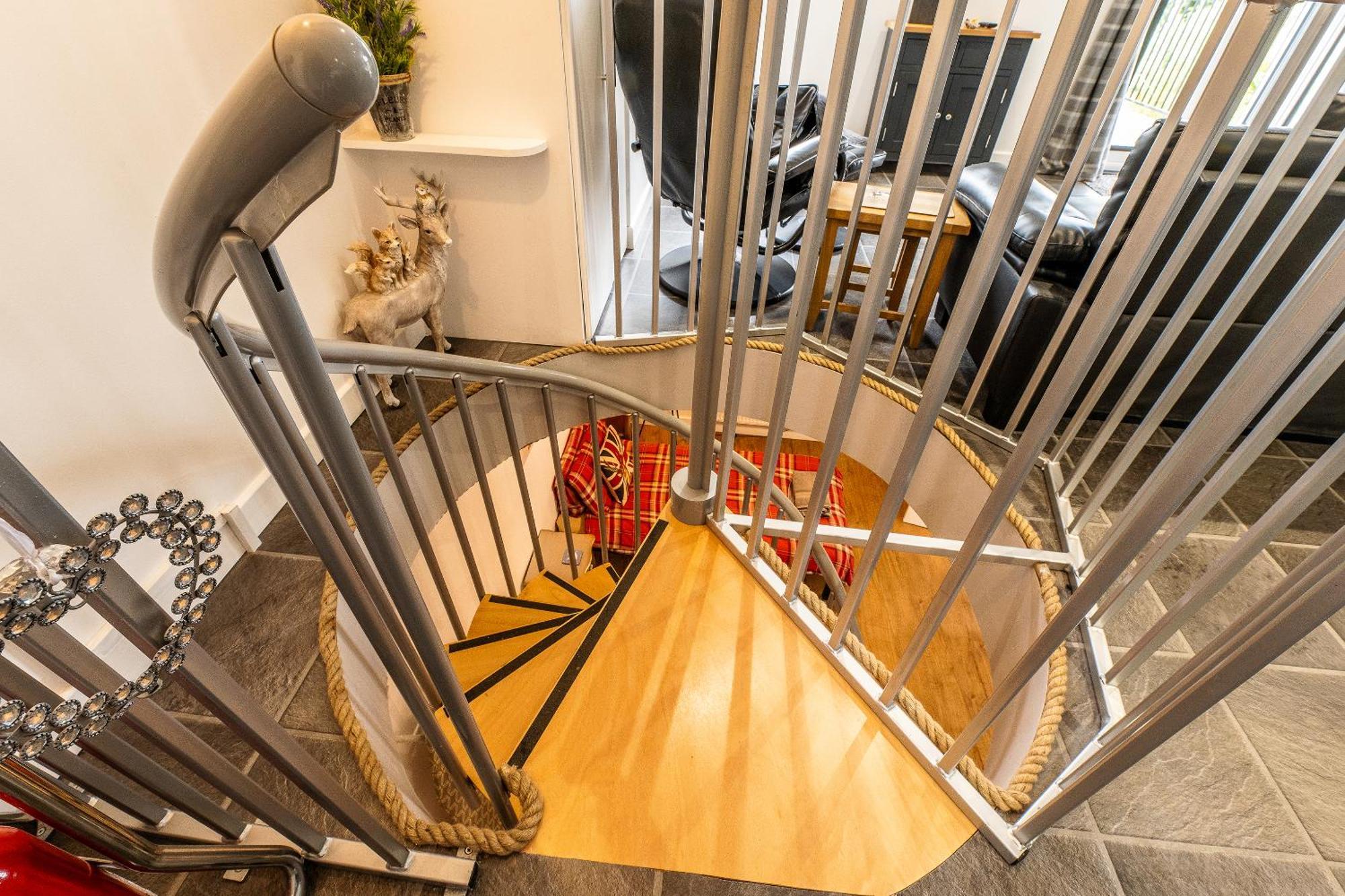 Upside Down House - Sleeps Up To 6 Guests - Great For Family And Friends Gatherings,Corporate Events ,Near Sherwood Forest At Fairview Farm In Nottingham Set In 88 Acres 외부 사진