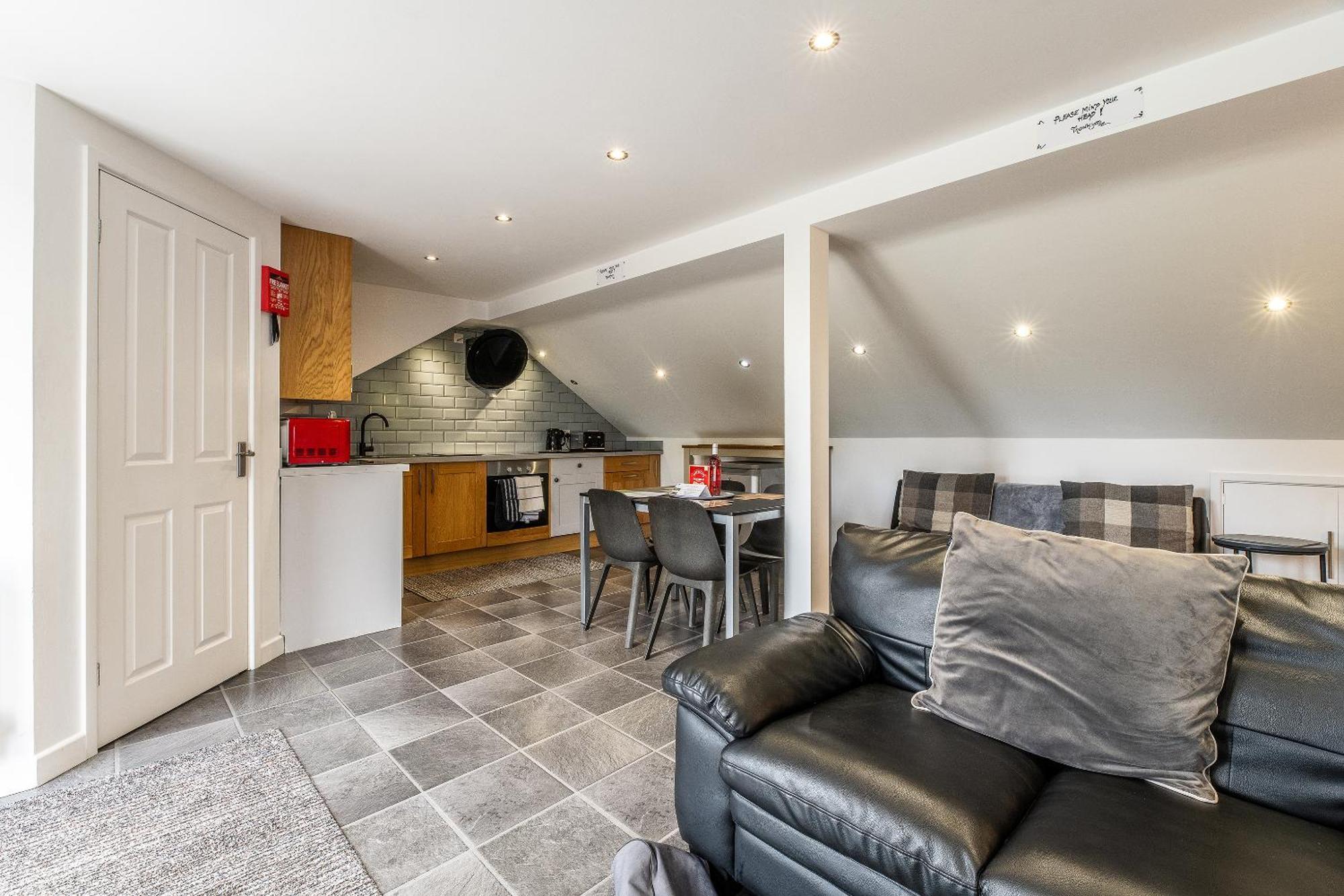 Upside Down House - Sleeps Up To 6 Guests - Great For Family And Friends Gatherings,Corporate Events ,Near Sherwood Forest At Fairview Farm In Nottingham Set In 88 Acres 외부 사진