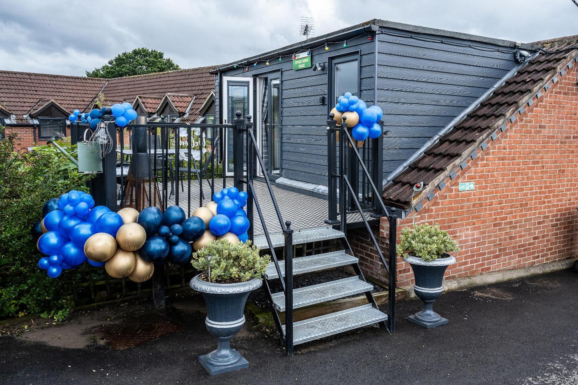 Upside Down House - Sleeps Up To 6 Guests - Great For Family And Friends Gatherings,Corporate Events ,Near Sherwood Forest At Fairview Farm In Nottingham Set In 88 Acres 외부 사진
