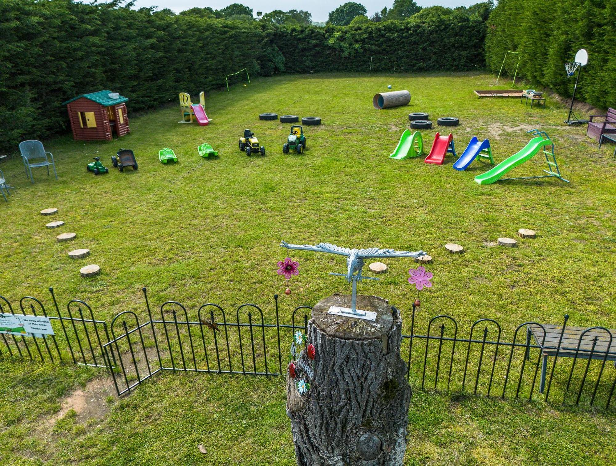 Upside Down House - Sleeps Up To 6 Guests - Great For Family And Friends Gatherings,Corporate Events ,Near Sherwood Forest At Fairview Farm In Nottingham Set In 88 Acres 외부 사진