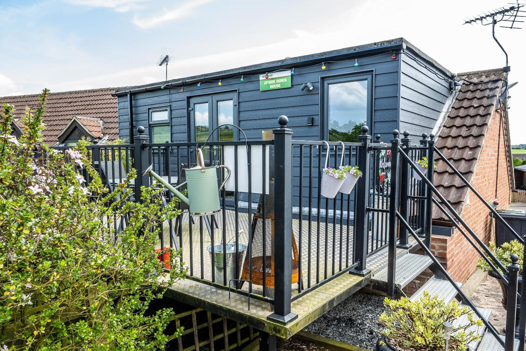 Upside Down House - Sleeps Up To 6 Guests - Great For Family And Friends Gatherings,Corporate Events ,Near Sherwood Forest At Fairview Farm In Nottingham Set In 88 Acres 외부 사진