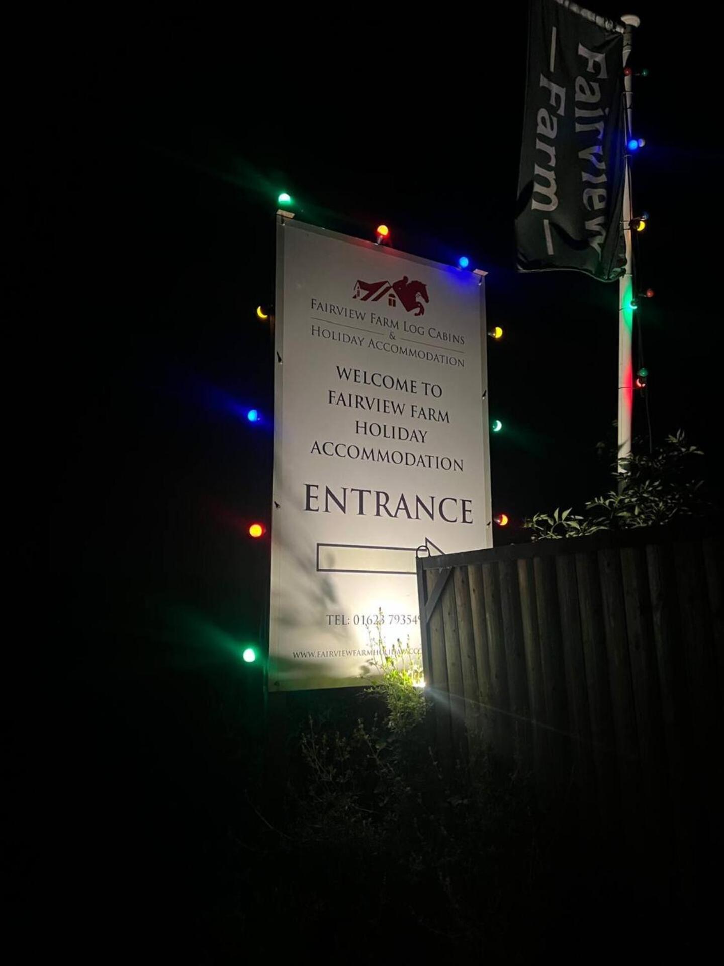 Upside Down House - Sleeps Up To 6 Guests - Great For Family And Friends Gatherings,Corporate Events ,Near Sherwood Forest At Fairview Farm In Nottingham Set In 88 Acres 외부 사진