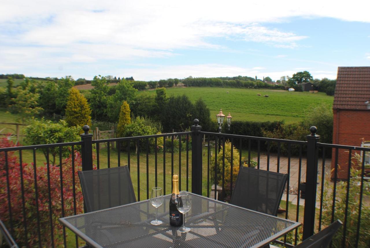 Upside Down House - Sleeps Up To 6 Guests - Great For Family And Friends Gatherings,Corporate Events ,Near Sherwood Forest At Fairview Farm In Nottingham Set In 88 Acres 외부 사진