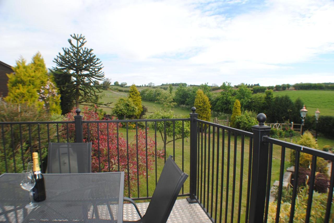 Upside Down House - Sleeps Up To 6 Guests - Great For Family And Friends Gatherings,Corporate Events ,Near Sherwood Forest At Fairview Farm In Nottingham Set In 88 Acres 외부 사진